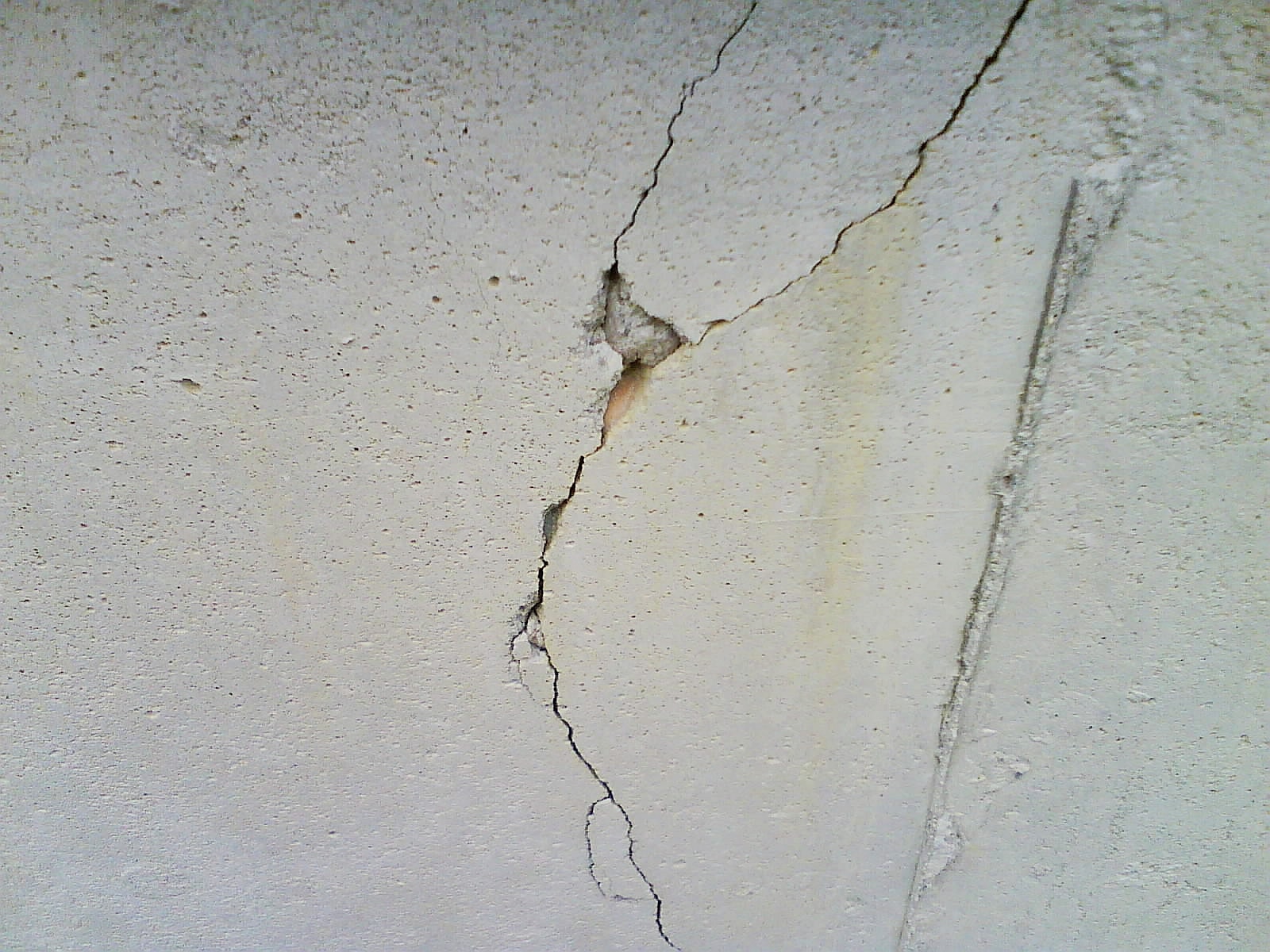 Исправляем трещины на стенах