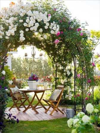 Как создать уютный уголок среди цветов в своем саду